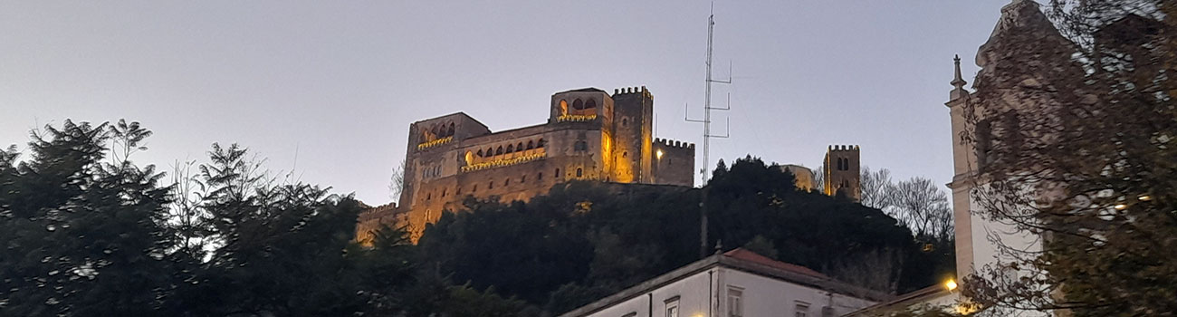 Castelo de Leiria no alto do monte ao anoitecer