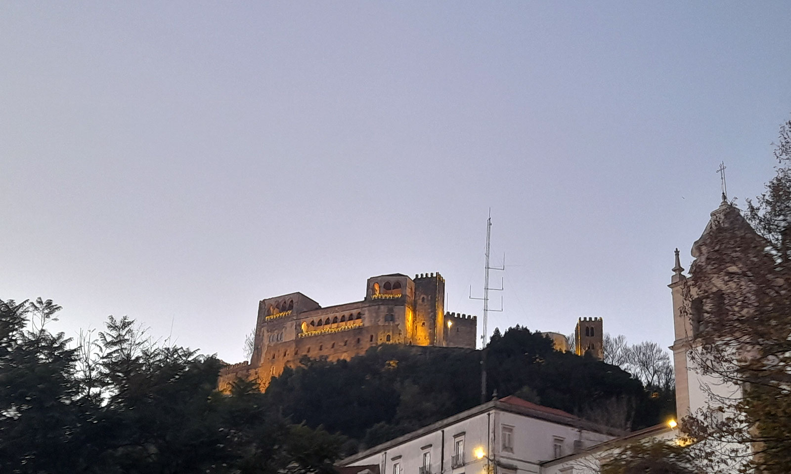 Castelo de Leiria iluminado ao anoitecer