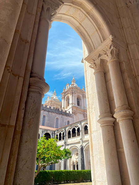Estas-são-as-Melhores-Praias-do-Distrito-de-Leiria,-mosteiro-de-Alcobaça,-GoLeiria-Guia-Turístico-de-Leiria
